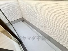 陽当たりの良いバルコニーです。お洗濯やお布団干しはもちろん、日光浴スペースにも。足元は防水工事施工済です。