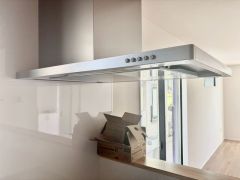 コンロ上には換気扇完備＾＾すぐ横に小窓が設けられているので、換気扇と合わせてWで換気できます＾＾