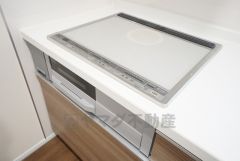 お手入れのしやすいIHクッキングヒーターです。3口コンロなので、効率よくお料理が楽しめます。毎日のお料理も楽しくなりますね＾＾