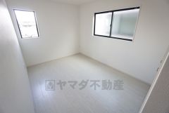 家具を選ばないナチュラルな色合いの壁紙とフローリング。
