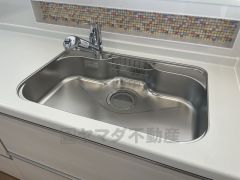 キッチンシンクは洗剤やスポンジを収納出来るラック付き。広さも確保しているので、大きなお鍋も洗いやすいですね。