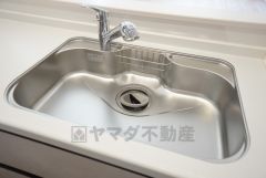 大きなお鍋も楽々洗える幅の広いシンクです＾＾ステンレスシンクなので簡単にお掃除できますよ。洗剤やスポンジもすっきりできる収納付き。