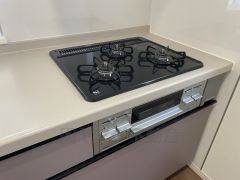 3種類の料理が同時に調理できる、3口ガスコンロ。忙しい夕食の支度時間が短縮できて効率よくお料理が楽しめます。
