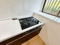 3種類の料理が同時に調理できる、3口ガスコンロ。忙しい夕食の支度時間が短縮できて効率よくお料理が楽しめます。