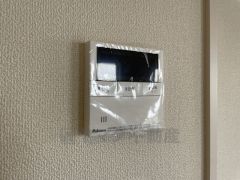 キッチン横からお湯張り、追い炊き、足し湯がボタン一つで楽々操作できる給湯機リモコンです＾＾忙しい夕飯の準備の時間帯に重宝しますね。