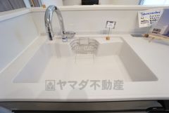 キッチンシンクは洗剤やスポンジを収納出来るラック付き。広さも確保しているので、大きなお鍋も洗いやすいですね。