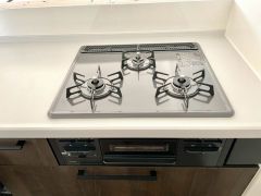 3種類の料理が同時に調理できる、3口ガスコンロ。忙しい夕食の支度時間が短縮できて効率よくお料理が楽しめます。