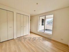 バルコニーに面した陽当たりの良い洋室です＾＾