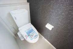 温水洗浄機付トイレです。節水機能もあるので、安心して使えますね。もちろん、1階2階の2ヶ所にトイレがあるので、忙しい朝にもゆとりができますね。