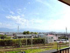 バルコニーからの眺望です。目の前に日差しを遮る建物がないので日当たり良好です。お洗濯物がよく乾きそうですね。