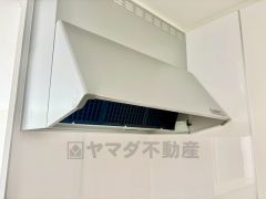 コンロ上には換気扇完備＾＾すぐ横に小窓が設けられているので、換気扇と合わせてWで換気できます＾＾