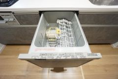 炊事時間を大幅に短縮できる食器洗浄乾燥機付き＾＾食器を洗う手間が減るので家族とのコミュニケーションの時間や自分の時間が増えますね。