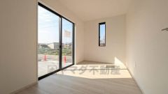 5帖の洋室。駐車スペースに面していて日当たりがよく、寝室としての利用もおすすめです＾＾2面採光を確保した爽やかな風を感じて起きる朝は、快適生活の始まりに。