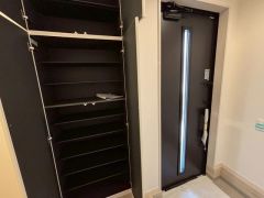 採光も考えられた明るい玄関です。たっぷり収納できるシューズボックス付きなので、家族全員の靴がきれいに整頓できます。