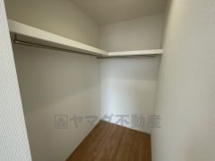 納量たっぷりのウォークインクローゼット。ハンガーパイプ付で散らかりがちな洋服類もきれいに整理できます。