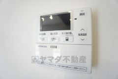 キッチン横からお湯張り、追い炊き、足し湯がボタン一つで楽々操作できる給湯機リモコンです＾＾忙しい夕飯の準備の時間帯に重宝しますね。