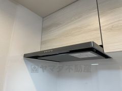 お手入れが簡単なスリム型レンジフードです。調理により発生する油煙や臭いを吸い込み、屋外へ排気してくれます。
