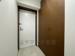 大容量のシューズBOX付き。高い収納力で玄関まわりをすっきり保てます。急な来客があっても気持ちよく対応できますね。