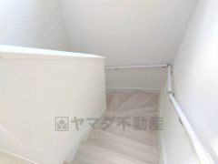 日中でも暗くなりがちな階段には、小窓を配置し採光も考えられたつくり＾＾手摺付きなので安全に上り下りできますね＾＾