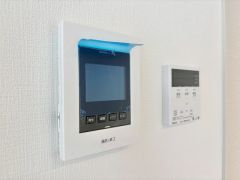 今や必需品となっておりますTVモニター付きインターホンです。録画・再生器のもついており防犯性もばっちりです。キッチン横にありワンタッチで外の方とお話ができますので便利です。
