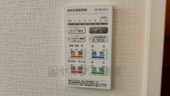 雨の日の洗濯も安心できる浴室暖房乾燥機付き浴室。リモコンで操作もボタン1つで簡単。 浴室暖房乾燥機には、暖房、乾燥、涼風、換気の4つの機能が付いています。タイマー付きです。