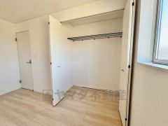 クローゼット付きなので、すっきりと整理整頓でき気持ちよく過ごせますね