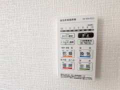 浴室暖房乾燥機には、暖房、乾燥、涼風、換気の4つの機能が付いています。タイマー付きです。雨の日はもちろん、急ぎで洗濯する必要のあるお子様の体操服や、下着類などを乾かすのに便利です。
