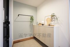 アクセントクロスと白を基調とした開放感あふれる玄関です＾＾ステキな玄関で帰ってくるのが楽しみになりそうですね＾＾シューズボックス付きなので、家族全員の靴がきれいに整頓できます。
