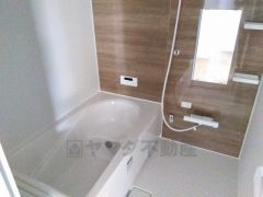 1日の疲れを癒すくつろぎのバスルーム。足を伸ばしてもゆったりと入れるサイズです。お子様と一緒にお風呂に入っても狭くないですね＾＾