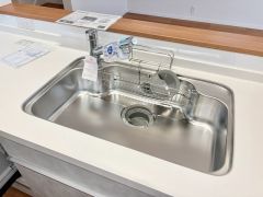 大きなお鍋も楽々洗える幅の広いシンクです＾＾ステンレスシンクなので簡単にお掃除できますよ。洗剤やスポンジもすっきりできる収納付き。
