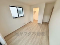 建物と色を合わせたシンプルなポストです。 大きめの郵便物もすっぽり入る大きさです＾＾