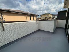 広々としたバルコニー。 天気のいい日にはお布団もまとめて干せそうですね＾＾心地よい自然の光や風を感じることができます＾＾