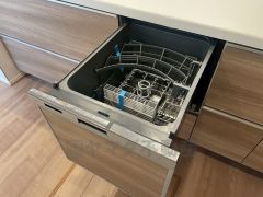 家事の時間が短縮できるフルオープンで開けやすい食器洗い乾燥機付。食事後に家族とのくつろぎタイムをしっかり取れます。