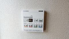 浴室暖房乾燥機付き。天候に左右されず、いつでも好きなときに洗濯物を干せるので、仕事や家事で忙しい方に重宝します。