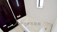 1日の疲れを癒すくつろぎのバスルーム。足を伸ばしてもゆったりと入れるサイズです。お子様と一緒にお風呂に入っても狭くないですね＾＾