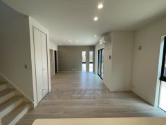 大きな窓のあるリビングは、陽光あふれる明るい空間です。居心地良く、ご家族皆がゆったり寛げる憩いの空間となりそうです。