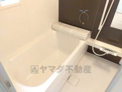 1日の疲れを癒すくつろぎのバスルーム。足を伸ばしてもゆったりと入れるサイズです。お子様と一緒にお風呂に入っても狭くないですね＾＾