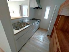 収納も、作業スペースも広々と設けられた使いやすいシステムキッチンです＾＾カウンターキッチンなので、ご家族と会話をしながら楽しくお料理ができます＾＾