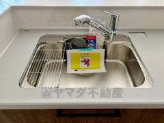 大きなお鍋も楽々洗える幅の広いシンクです＾＾ステンレスシンクなので簡単にお掃除できますよ。洗剤やスポンジもすっきりできる収納付き。
