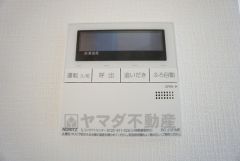 キッチン横からお湯張り、追い炊き、足し湯がボタン一つで楽々操作できる給湯機リモコンです＾＾忙しい夕飯の準備の時間帯に重宝しますね。