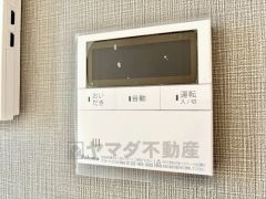 キッチン横からお湯張り、追い炊き、足し湯がボタン一つで楽々操作できる給湯機リモコンです＾＾忙しい夕飯の準備の時間帯に重宝しますね。