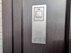 電子スマートキーを採用。