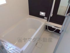 1日の疲れを癒すくつろぎのバスルーム。足を伸ばしてもゆったりと入れるサイズです。お子様と一緒にお風呂に入っても狭くないですね^^