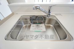 大きなお鍋も楽々洗える幅の広いシンクです＾＾ステンレスシンクなので簡単にお掃除できますよ。洗剤やスポンジもすっきりできる収納付き。