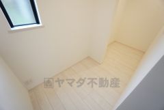 キッチンにはパントリー、フリースペースを設けています。缶詰やレトルト食品、キッチン用品などをたっぷり収納できます。まとめ買いしたものを一か所に集約することで管理もしやすいですね。