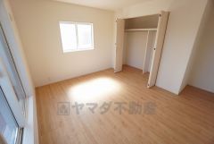 明るい洋室です。ナチュラル色のフローリングで開放的な優しい雰囲気になっています＾＾ベッドや机、ＴＶを置いてもゆとりのある広さです。