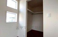 大容量のウォークインクローゼット。