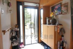 たっぷり収納できるシューズボックスが付いた玄関です。家族全員の靴がきれいに整頓できます。棚の上にお花や写真を飾っても良いですね。
