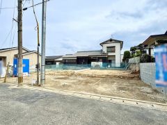 カースペース2台分を確保。 毎日の通勤やお買い物にも便利な住まいです。