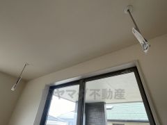 窓際に室内物干し付き＾＾雨の日や花粉の季節の洗濯も安心です＾＾